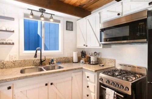 Arrowbear Lake Cama Y Desayuno | Cedar-Mountain Cabin minutes away from Big Bear!