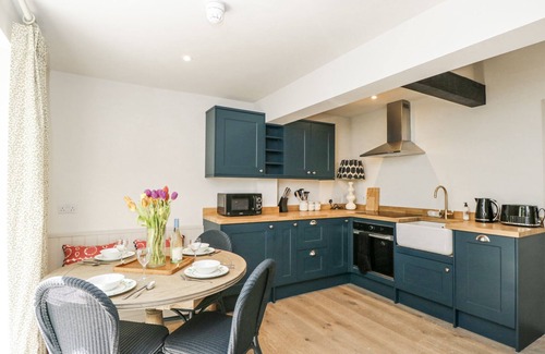 Elcot Cabaña | CEDAR, pet friendly, with pool in Kintbury
