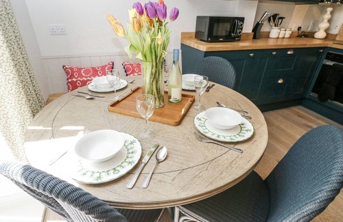 Elcot Cabaña | CEDAR, pet friendly, with pool in Kintbury