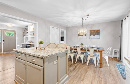 Huron Casa | Cedar Point/Kalahari/Sports Force/Hot tub/Firepit/EV/Pets/Beach/Fireplace/Park