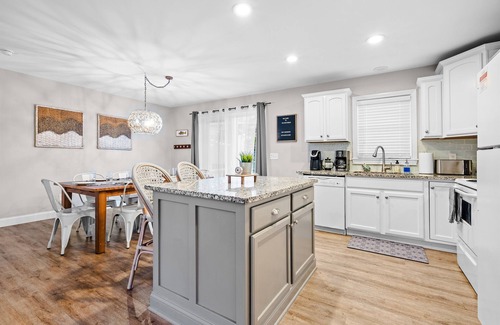 Huron Casa | Cedar Point/Kalahari/Sports Force/Hot tub/Firepit/EV/Pets/Beach/Fireplace/Park