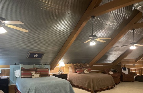 Batesville Cabina | Cedar Point Lodge: Luxury cozy cabin near Oxford, MS