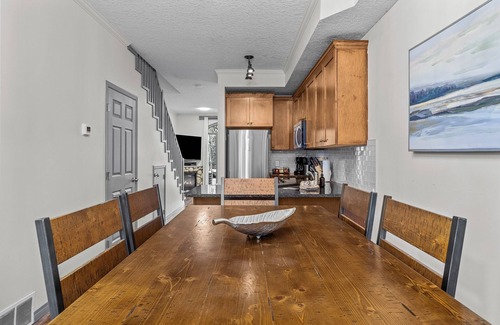 Canmore Cabina | Cedar Ridge Chalet - Pool & Hot tub - Pet Friendly