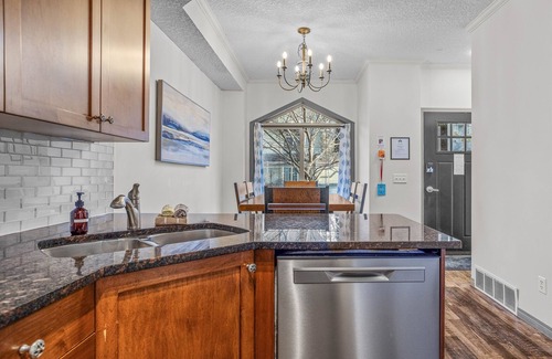 Canmore Cabina | Cedar Ridge Chalet - Pool & Hot tub - Pet Friendly