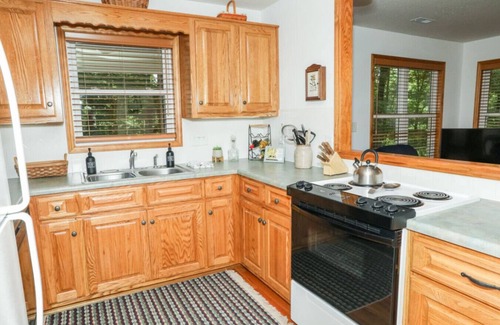 Peters Creek Cabaña | Cedar Run Cottage - secluded romantic getaway, by Buffalo Mountain Getaway