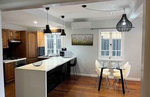 Greenslopes Casa | Cedar Trees, Lower 2BR Pets
