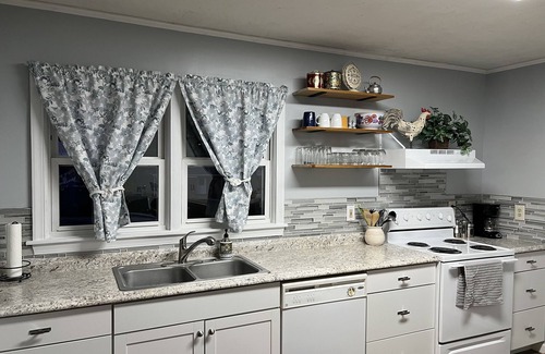 Bristol Casa | Cedar Valley Cottage- 3bed 2 ba near King University
