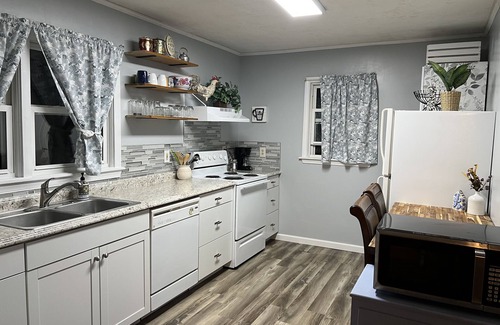 Bristol Casa | Cedar Valley Cottage- 3bed 2 ba near King University