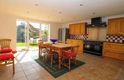 Stratton Strawless Cabaña | CEDAR VIEW, pet friendly, with a garden in Coltishall