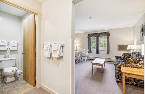 West Bridgewater Hotel | Cedarbrook Deluxe one bedroom suite with outdoor heated pool 21517
