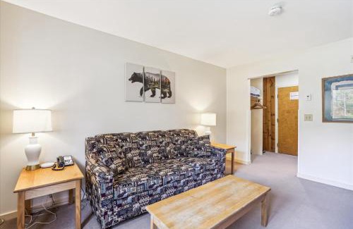 West Bridgewater Hotel | Cedarbrook Deluxe one bedroom suite with outdoor heated pool 21517