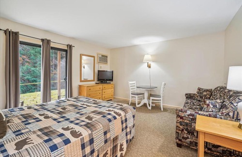 West Bridgewater Hotel | Cedarbrook Queen Studio 107