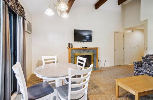 West Bridgewater Hotel | Cedarbrook Queen Suite 202