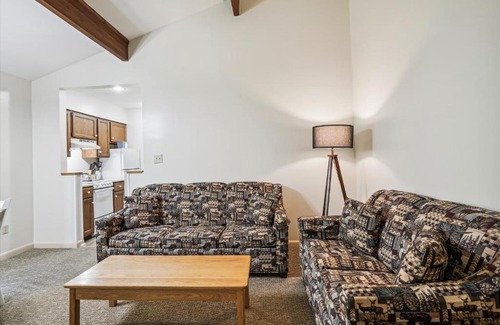 West Bridgewater Hotel | Cedarbrook Queen Suite 106