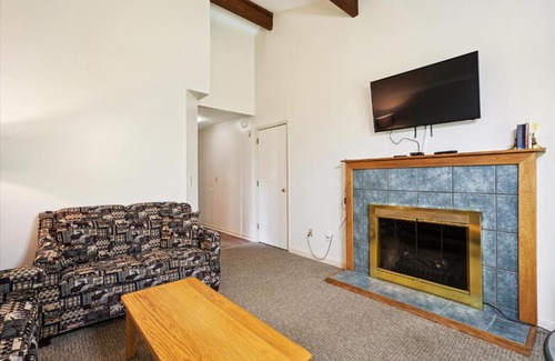 West Bridgewater Hotel | Cedarbrook Queen Suite 106