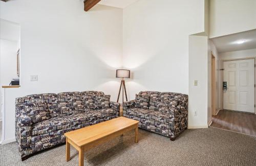West Bridgewater Hotel | Cedarbrook Queen Suite 106