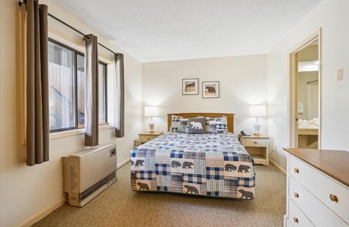 West Bridgewater Apartamento | Cedarbrook Two Queen Bed Standard Hotel Room with outdoor heated pool 102