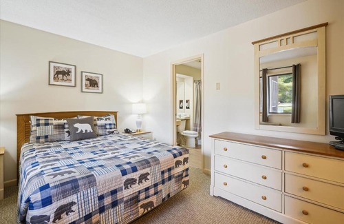 West Bridgewater Apartamento | Cedarbrook Two Queen Bed Standard Hotel Room with outdoor heated pool 102