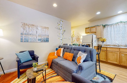 Stanwood Apartamento | Cedars Hideaway B | Dog-friendly apartment in Stanwood with a fire table