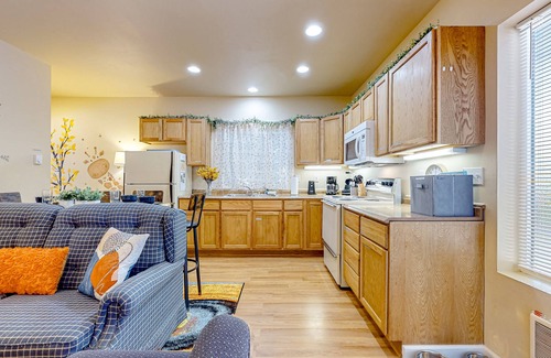 Stanwood Apartamento | Cedars Hideaway B | Dog-friendly apartment in Stanwood with a fire table