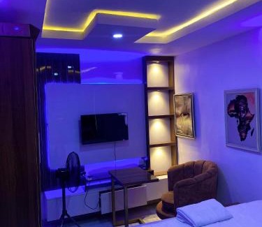 Abeokuta Apartamento | Cee&Tee ABEOKUTA 1BR-247Electricity - Solar Inverter AC in bedroom