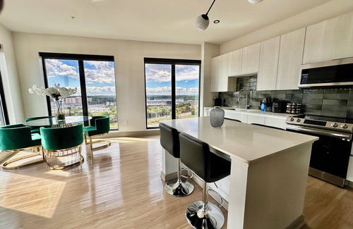 Westside Apartamento | Ceiling to floor windows featuring a private balcony with stunning city views!