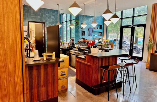 Westside Apartamento | Ceiling to floor windows featuring a private balcony with stunning city views!