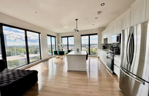 Westside Apartamento | Ceiling to floor windows featuring a private balcony with stunning city views!