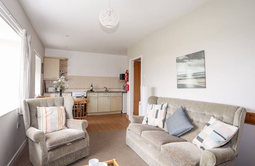 Llanengan Cabaña | CEIRIAD - 9 TY'N DON, pet friendly, with a garden in Abersoch