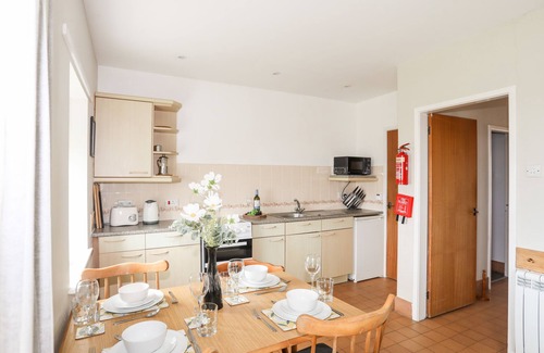 Llanengan Cabaña | CEIRIAD - 9 TY'N DON, pet friendly, with a garden in Abersoch