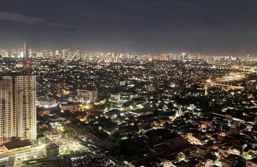 A. Bonifacio Apartamento | Celandine by DMCI w/panoramic Makati skyline view