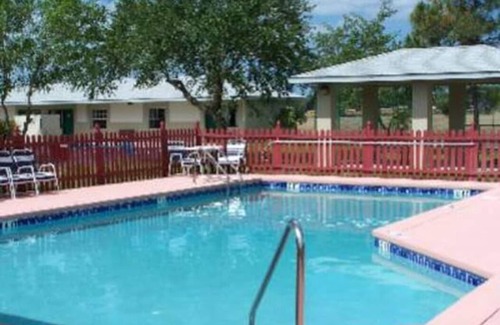 Haines City Casa | CELEBRATE!! Sun, Fun, Relax- Suite- 2 Queen Beds