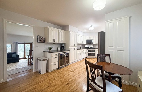 Newberg Casa | Cellar's Choice: Elegant Victorian Gem with Wine Cellar in Scenic Countryside