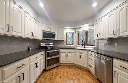 Newberg Casa | Cellar's Choice: Elegant Victorian Gem with Wine Cellar in Scenic Countryside