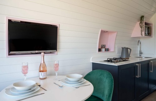 Welshpool Cabina | Celyn - Glamping Pod with hot Tub Sleeping 2 People