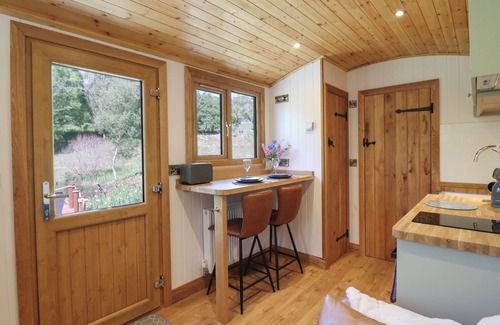Llanelltyd Cabaña | CELYN, pet friendly, with hot tub in Dolgellau