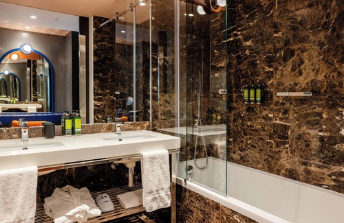 Centro / Baixa Hotel | Cenica Porto Hotel, Curio Collection by Hilton