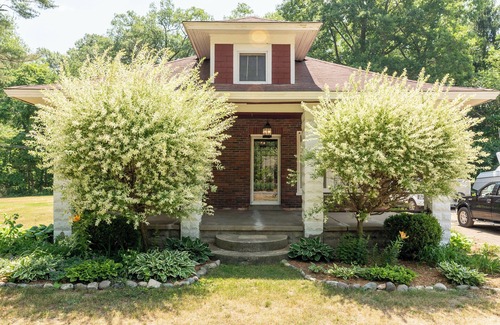 Fruitport Casa | Centrally located remodeled craftsmen home between Muskegon and Grand Haven.
