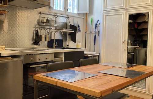 Parma City Centre Apartamento | Centro, aire acondicionado, renovado con tránsito y estacionamiento.