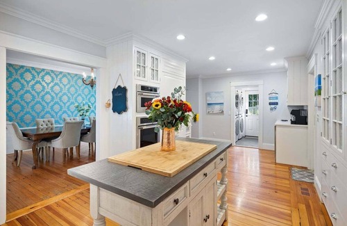Centerville Casa | Center Of It All: 454-Cv Sea Captain's Estate with Heated Pool and Pickle Ball Court