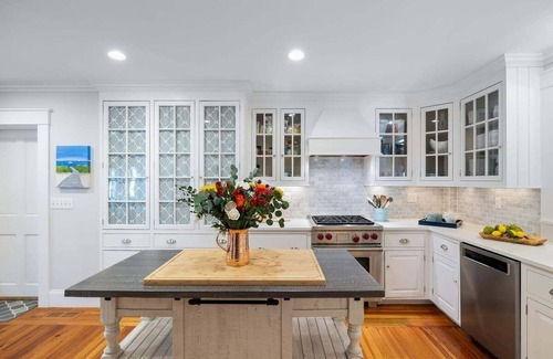 Centerville Casa | Center Of It All: 454-Cv Sea Captain's Estate with Heated Pool and Pickle Ball Court