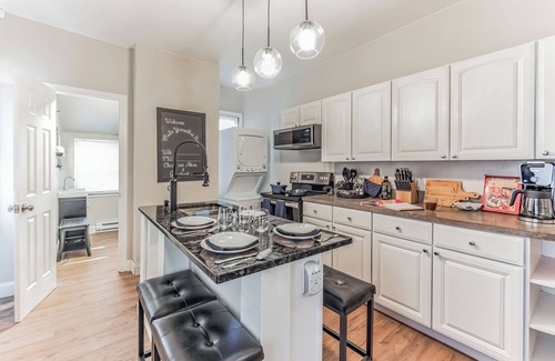 Allentown Apartamento | CENTER OF IT ALL! Walkable to PPL center, bars,restaurants. FREE parking on-site