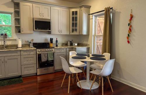 Alta Vista Apartamento | Central 1br 1ba SA Casita w full kitchen & patio