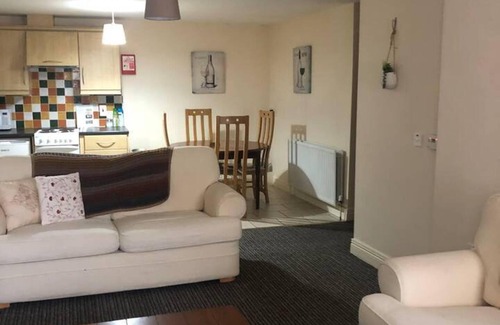 Londonderry Apartamento | Central 2 Bed Apartment Above Great Derry Pub