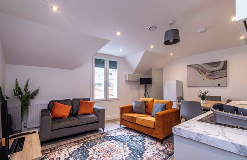 Basingstoke Apartamento | Central 2 Bed Apt - Shops, Dining & Trains Nearby