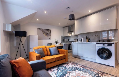 Basingstoke Apartamento | Central 2 Bed Apt - Shops, Dining & Trains Nearby