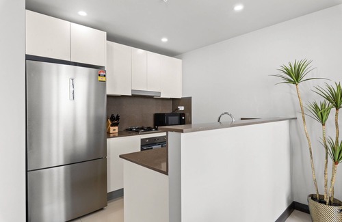 Parramatta CBD Apartamento | Central 2-Bed with Parking & Stunning Views