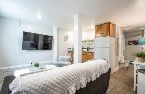Fremont Apartamento | Central 2 bedroom unit with 3 beds and 3 large TVs