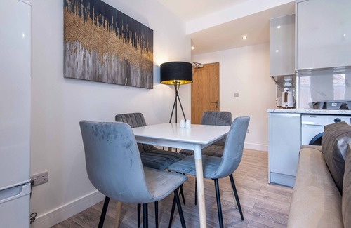 Basingstoke Apartamento | Central 2BR Apt Basingstoke Near Shops & Transport