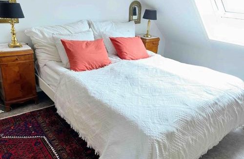 Nygard Apartamento | Central 2BR with balconies and art in historical university area